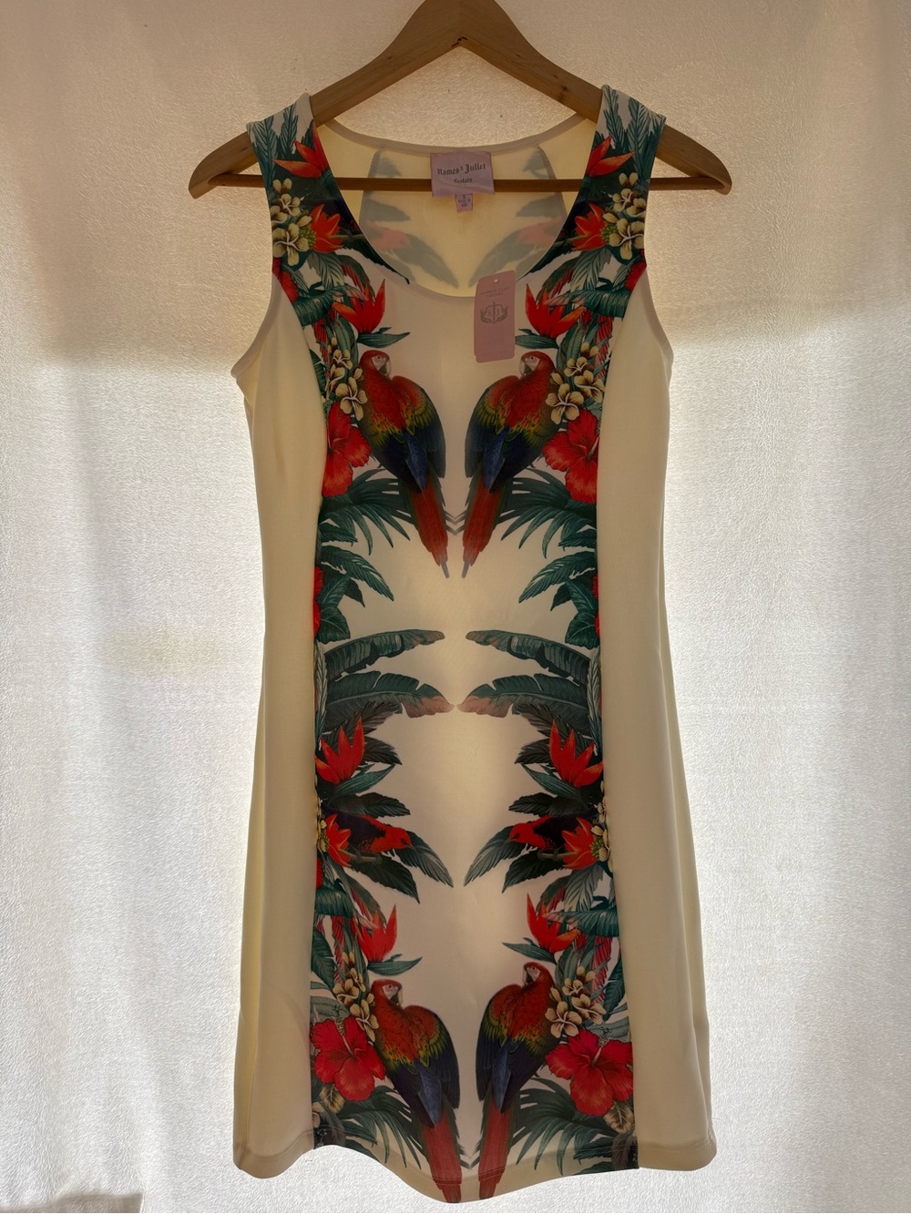Romeo & Juliet Couture Sheath above knee mini dress. Tropical. NWT